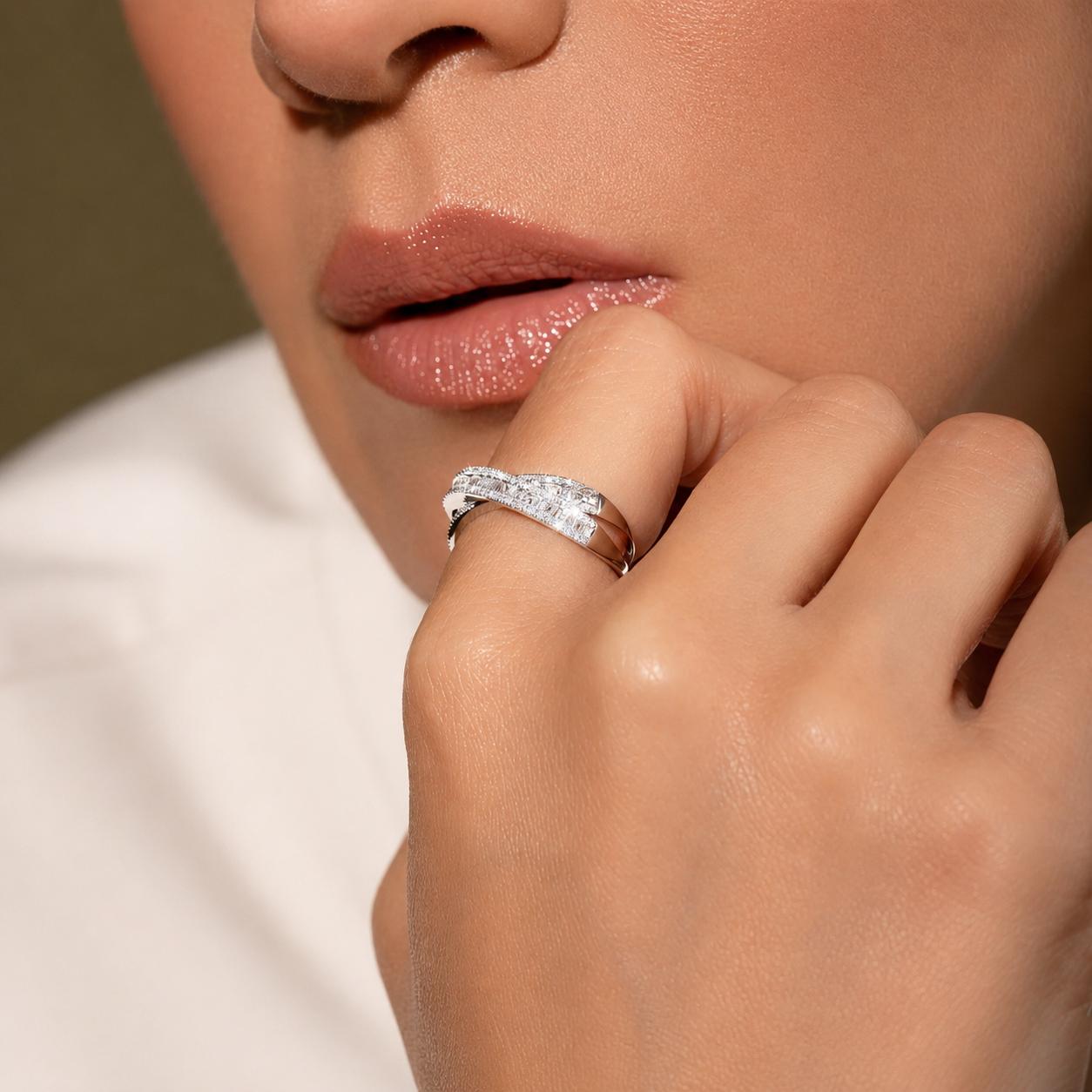 Anillo de diamantes en oro blanco 18K
